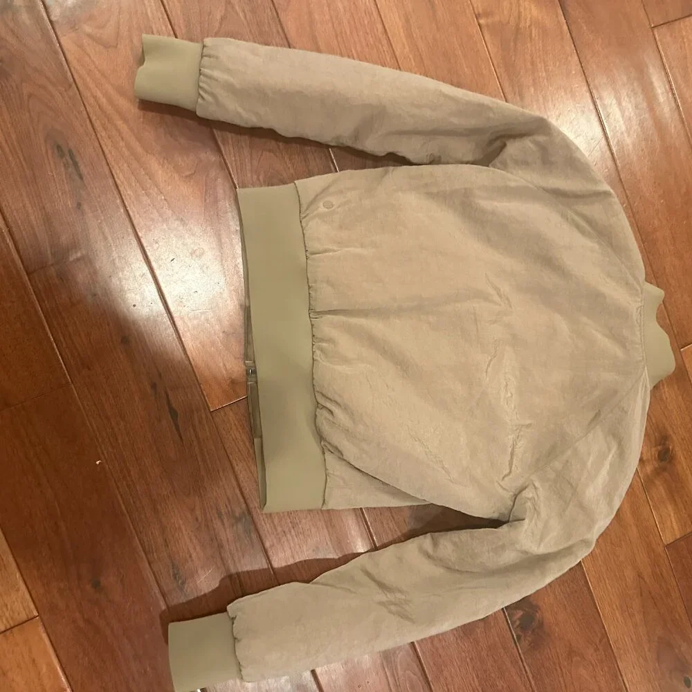 Lululemon REVERSIBLE tan, goldish jacket size 4 - Picture 2 of 7